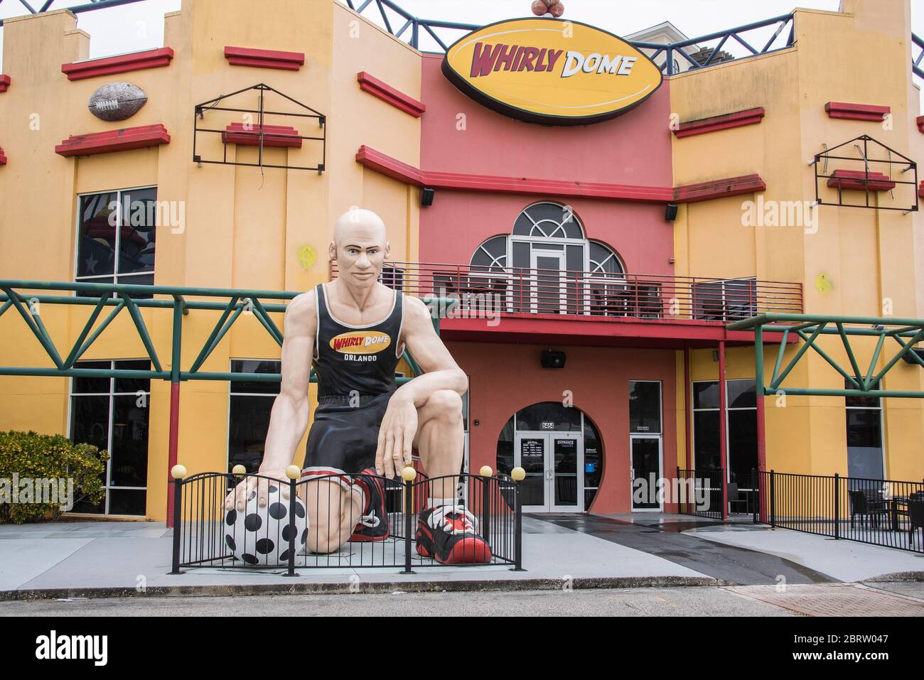 Grand modèle de sportif à l'extérieur de l'ancienne attraction Whirly Dome à International Drive, Orlando, Floride. Banque D'Images