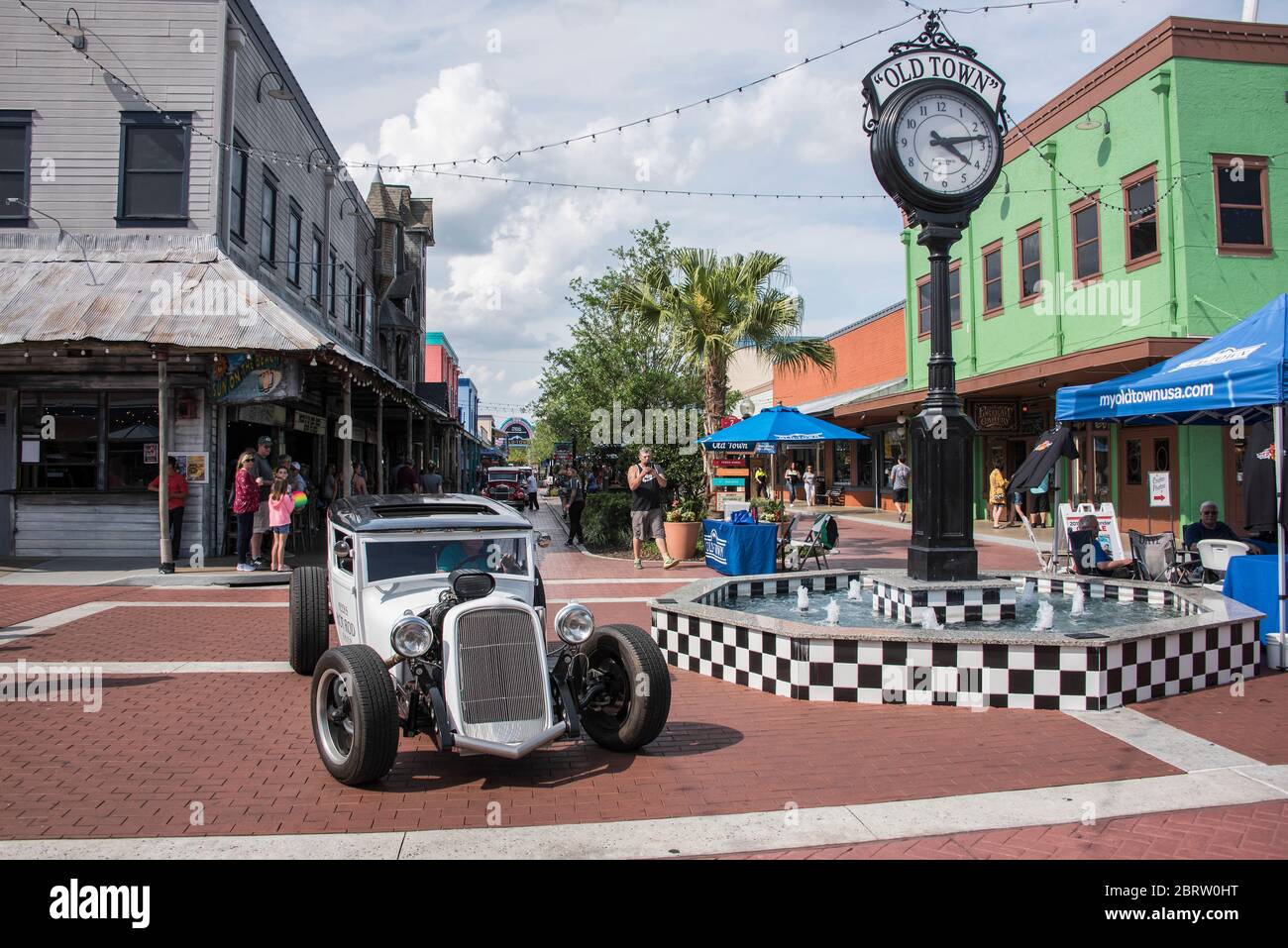 Hot Rod blanc et noir lors de la croisière hebdomadaire en voiture du samedi dans la vieille ville de Kissimmee, Floride, États-Unis. Banque D'Images