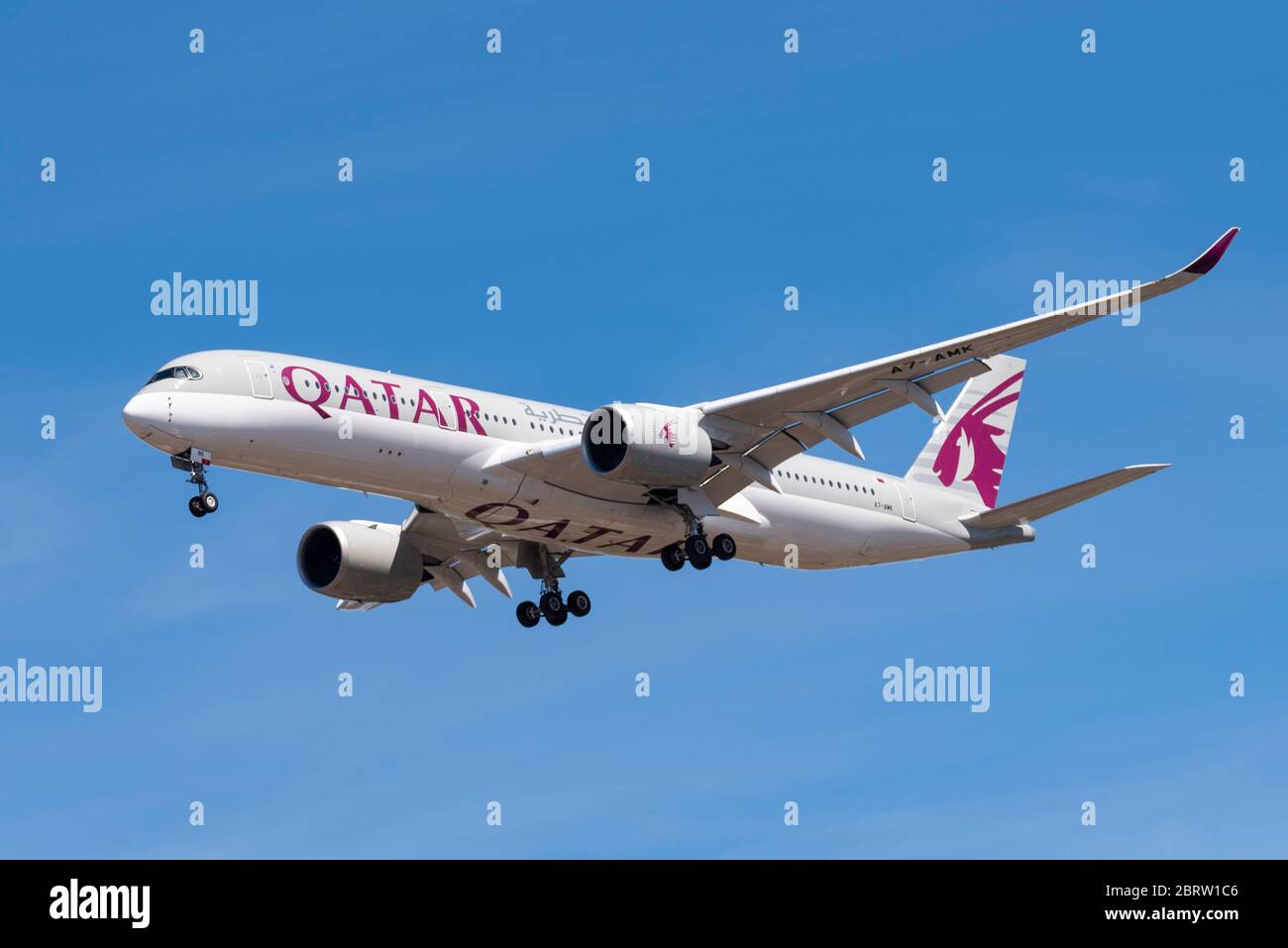 Qatar Airways Airbus A350 avion-avion-ligne atterrissant à l'aéroport de Londres Heathrow au-dessus de Cranford, Londres, Royaume-Uni. Vol QR3 de Doha Banque D'Images