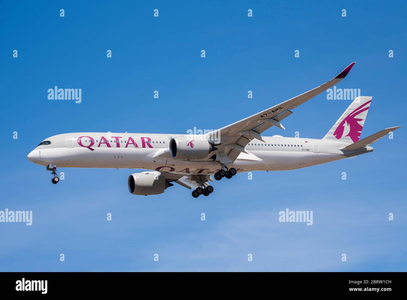 Qatar Airways Airbus A350 avion-avion-ligne atterrissant à l'aéroport de Londres Heathrow au-dessus de Cranford, Londres, Royaume-Uni. Vol QR3 de Doha Banque D'Images