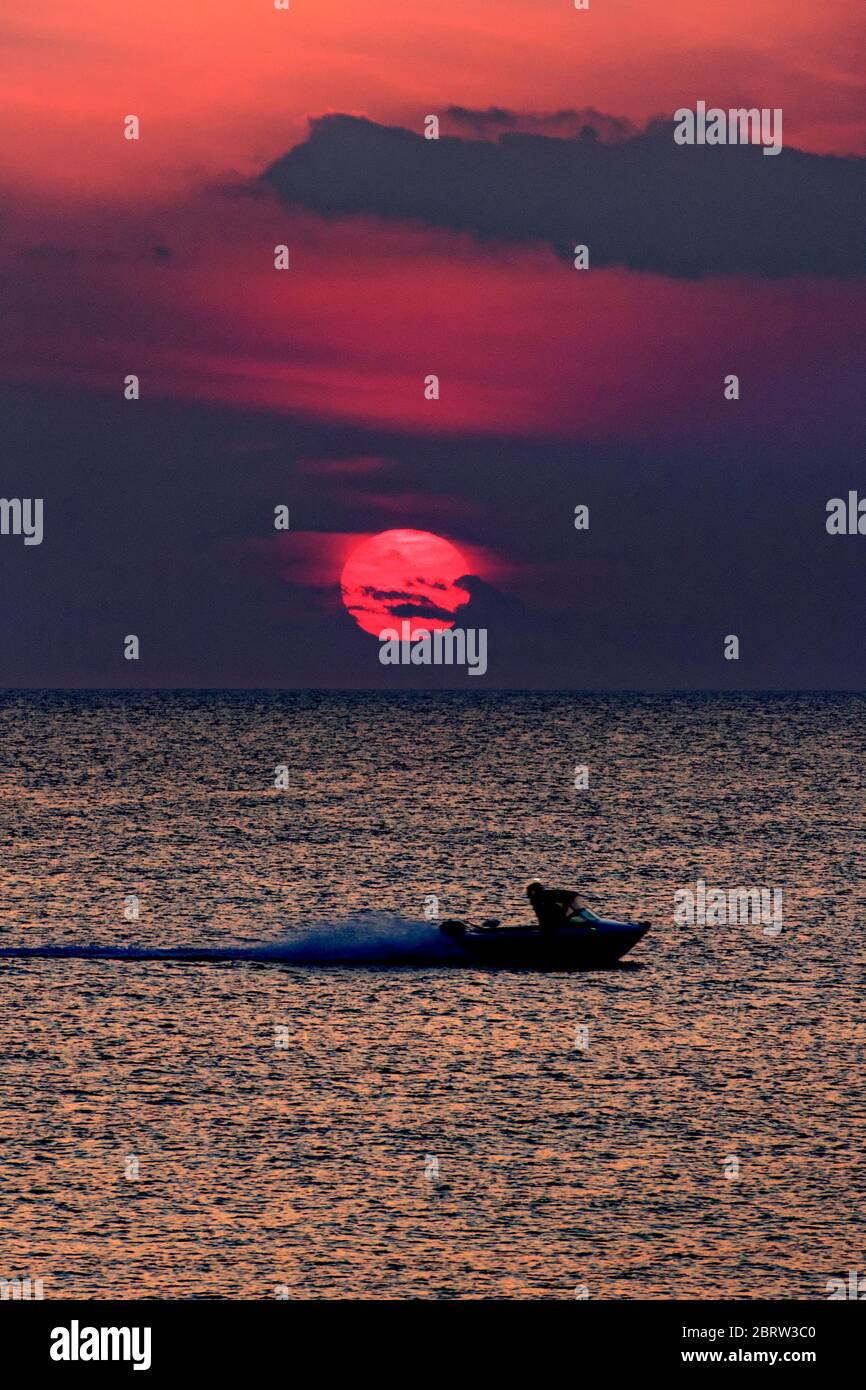 Bateau à moteur sur l'océan Indien à Sunset, Australie occidentale Banque D'Images