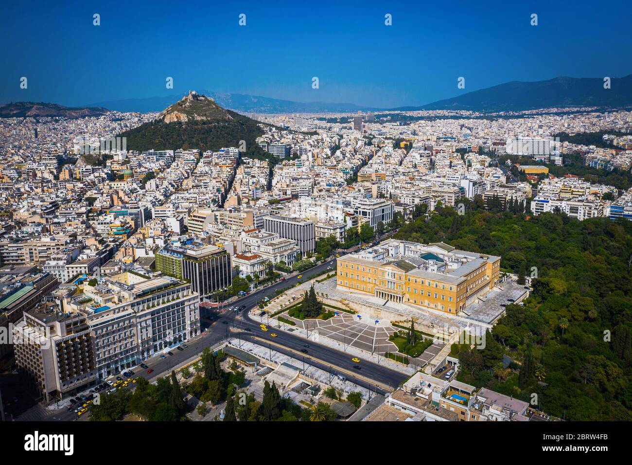 Vue aérienne par drone du bâtiment du Parlement hellénique sur la place Syntagma, Athènes Attica, Grèce Banque D'Images