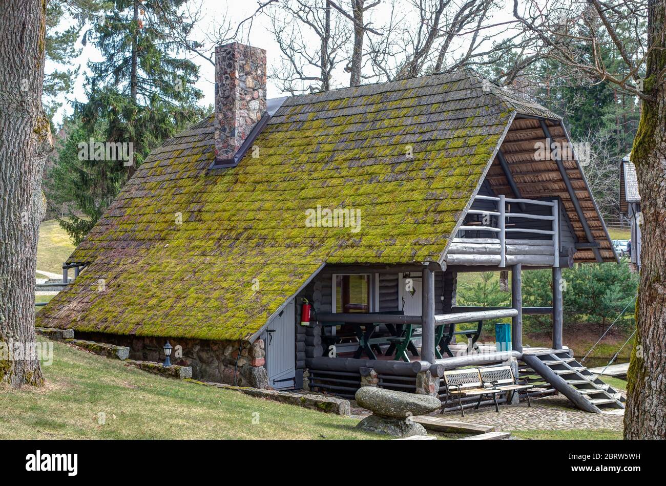 La vieille maison de bain en campagne. Le toit surcultivé avec de la mousse. Banque D'Images