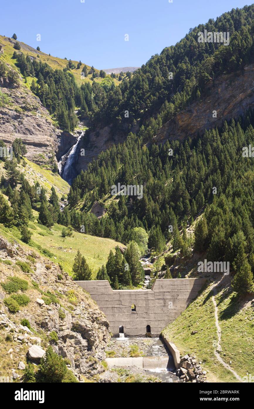Cerler, Huesca/Espagne; 21 août 2017. Randonnée le long de la route des trois cascades d'Ardenones dans la ville de Cerler en été. Banque D'Images