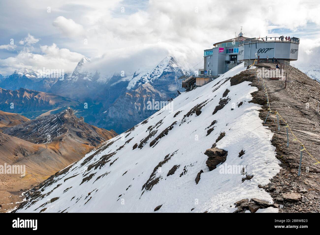 Piz Gloria, le point de vue, le restaurant et la station de téléphérique se trouvent au sommet de la montagne Schilthorn, les Alpes suisses en Suisse Banque D'Images