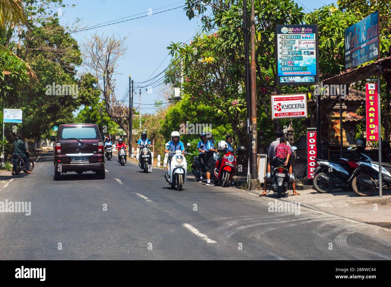 BALI, INDONÉSIE - 30 novembre 2019 : trafic de scooter à Bali. Indonésie Banque D'Images