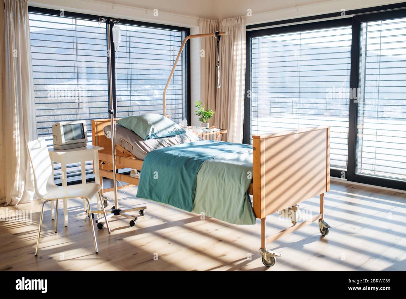 Lit vide et réglable dans la chambre dans un hôpital moderne privé. Banque D'Images