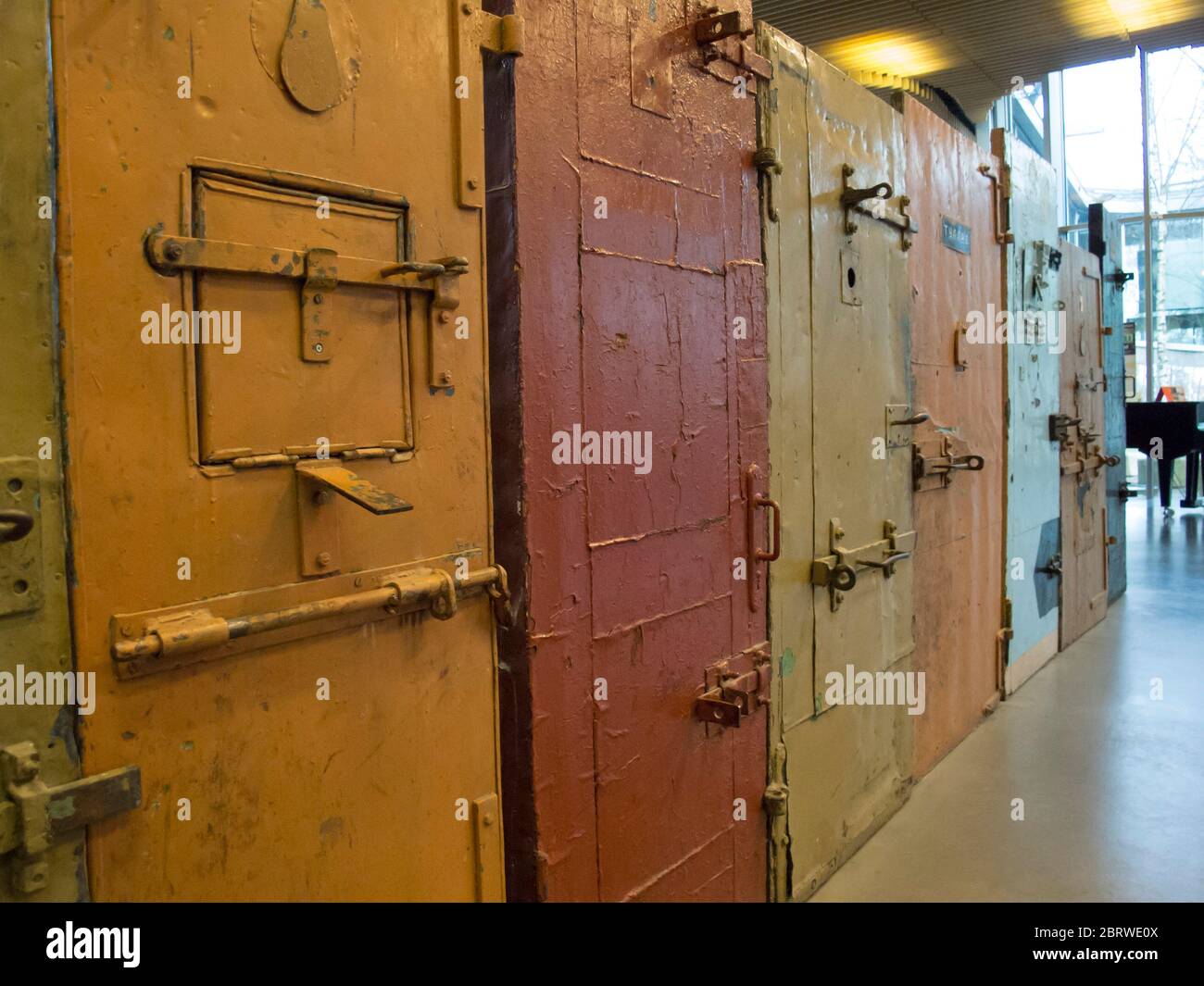 Portes de prison avec gros plan des écluses et des trappes dans le musée du communisme et des occupations et de la liberté à Tallinn Estonie Banque D'Images