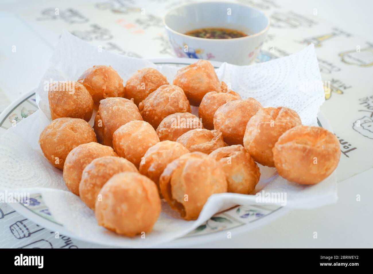 Fermé une dose de boulettes d'apéritif thaï et de boulettes de poisson frite et de sauce. Banque D'Images