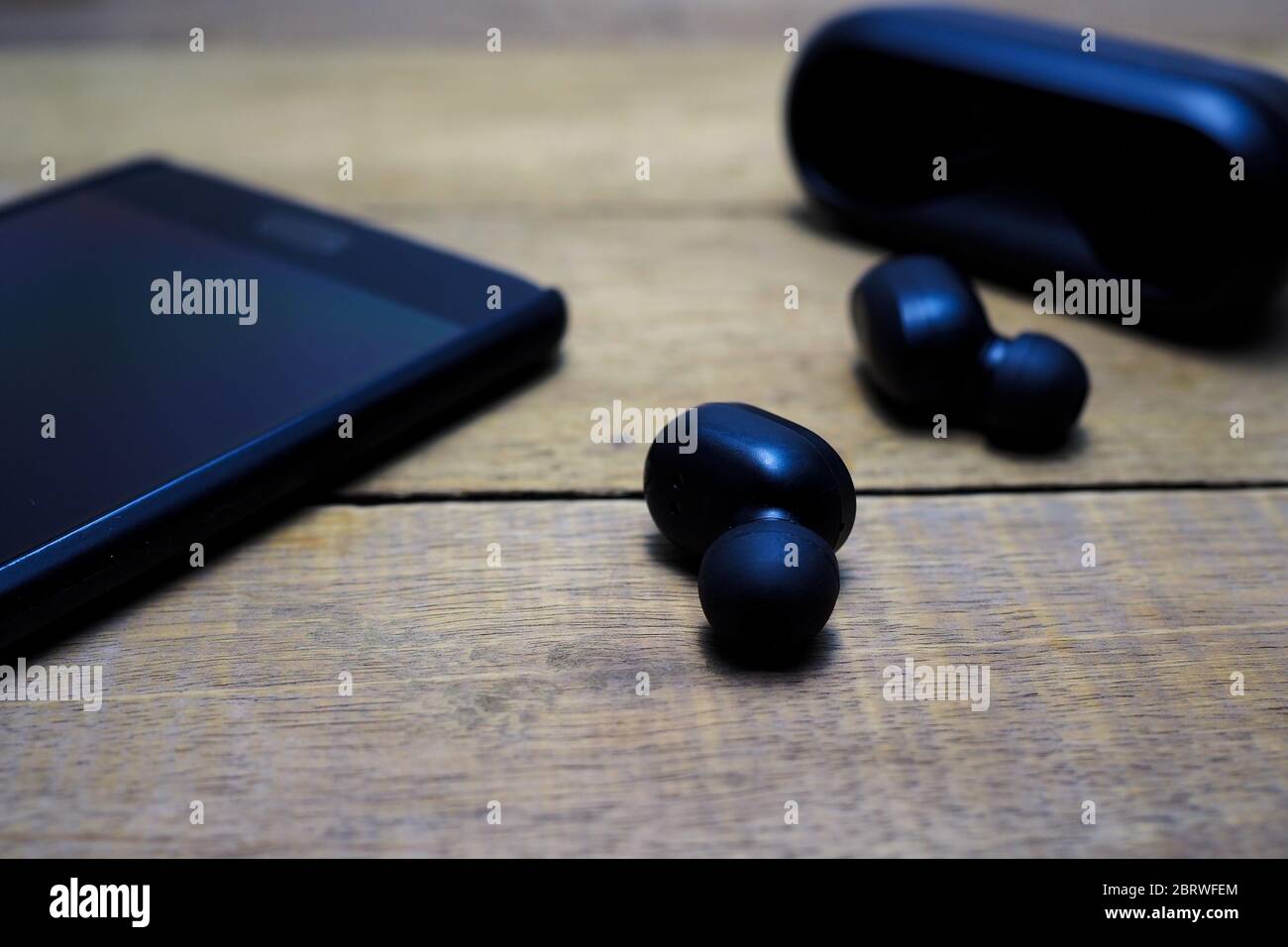 Smartphone et casque isolés Banque D'Images