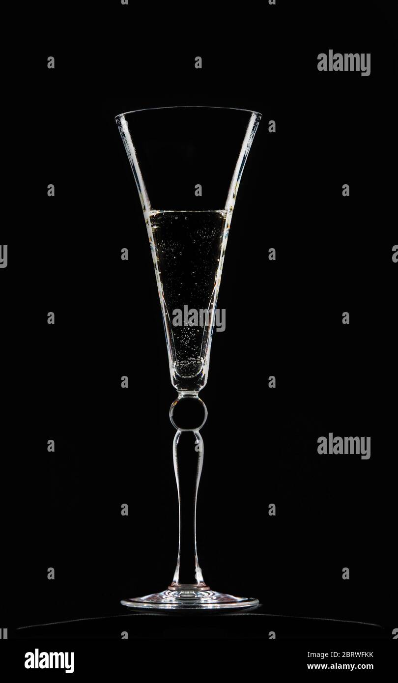 Verre de champagne isolé dans un fond sombre. Banque D'Images