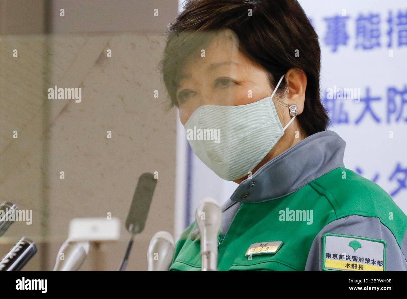 Tokyo, Japon. 22 mai 2020. Le gouverneur de Tokyo Yuriko Koike portant un masque de visage parle lors de sa conférence de presse régulière au bâtiment du gouvernement métropolitain de Tokyo. Ce vendredi, le gouvernement métropolitain de Tokyo a signalé trois nouvelles infections à coronavirus dans la ville, son plus faible nombre après avoir déclaré l'état d'urgence au Japon le mois dernier. Credit: Rodrigo Reyes Marin/ZUMA Wire/Alay Live News Banque D'Images