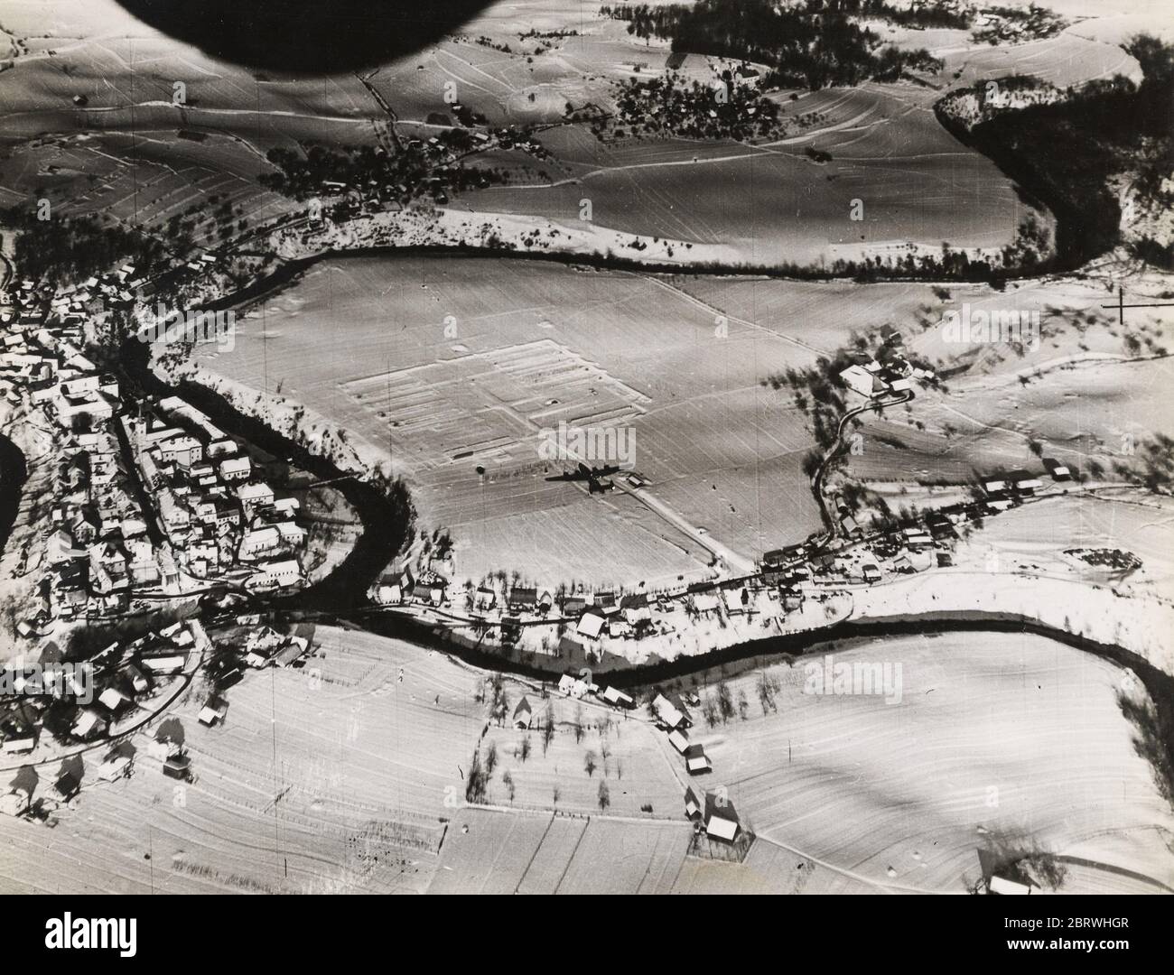 Photographie de la Seconde Guerre mondiale - le bombardier libérateur se dirigeant vers sa zone de dépôt pour fournir de la nourriture et de l'ammunition aux forces yougoslaves de Tito Banque D'Images
