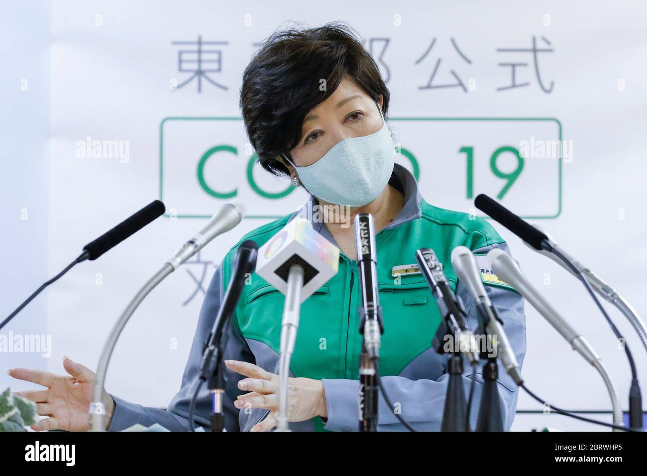 Tokyo, Japon. 22 mai 2020. Le gouverneur de Tokyo Yuriko Koike portant un masque de visage parle lors de sa conférence de presse régulière au bâtiment du gouvernement métropolitain de Tokyo. Ce vendredi, le gouvernement métropolitain de Tokyo a signalé trois nouvelles infections à coronavirus dans la ville, son plus faible nombre après avoir déclaré l'état d'urgence au Japon le mois dernier. Credit: Rodrigo Reyes Marin/ZUMA Wire/Alay Live News Banque D'Images