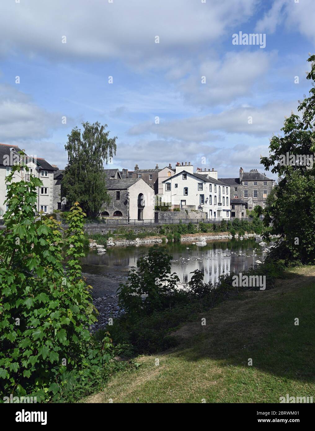 Et au bord de la rivière Kent. Kendal, Cumbria, Angleterre, Royaume-Uni, Europe. Banque D'Images