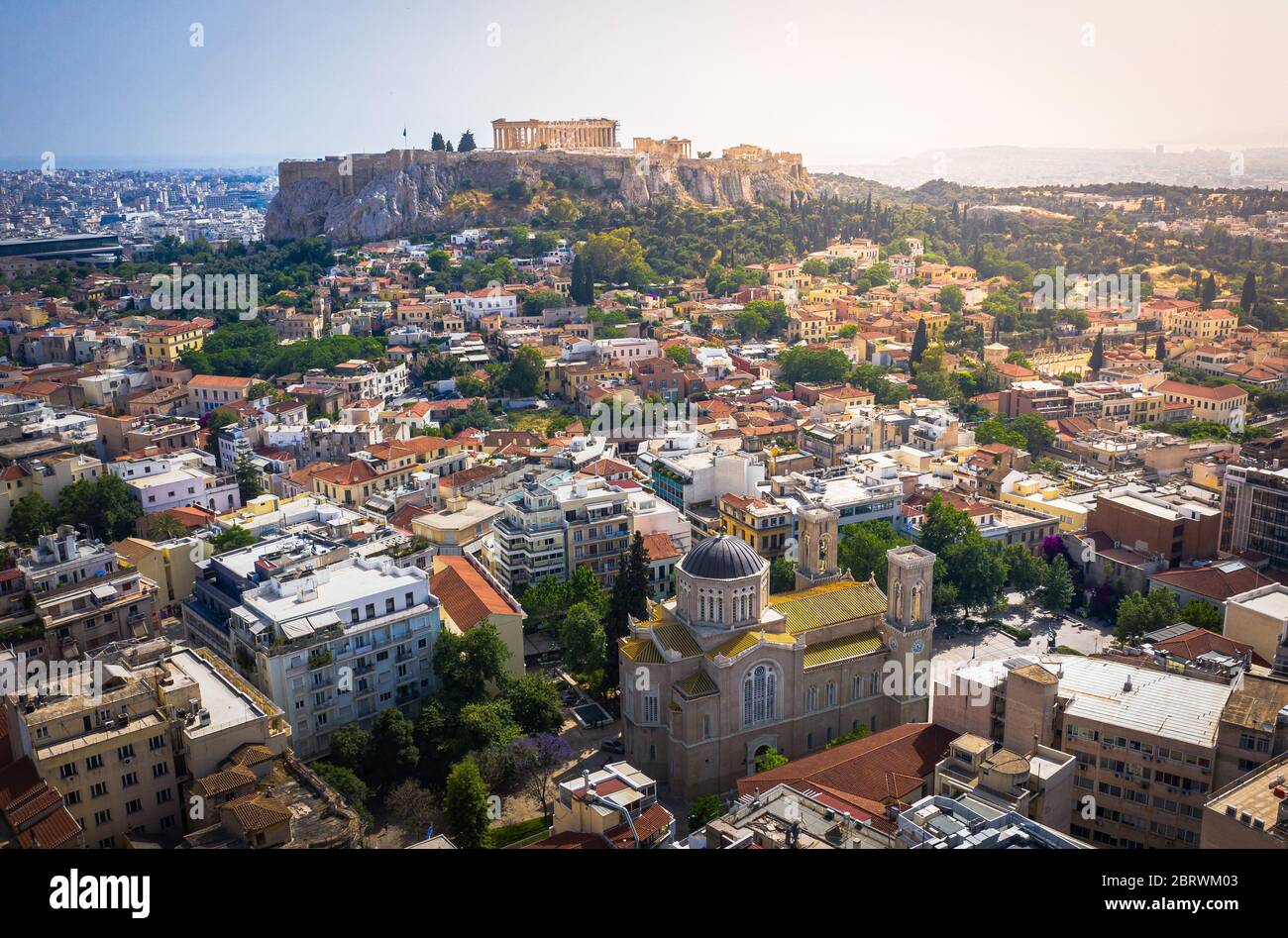 Paysage urbain de l'Acropole d'Athènes, Grèce, avec le temple du Parthénon au coucher du soleil Banque D'Images