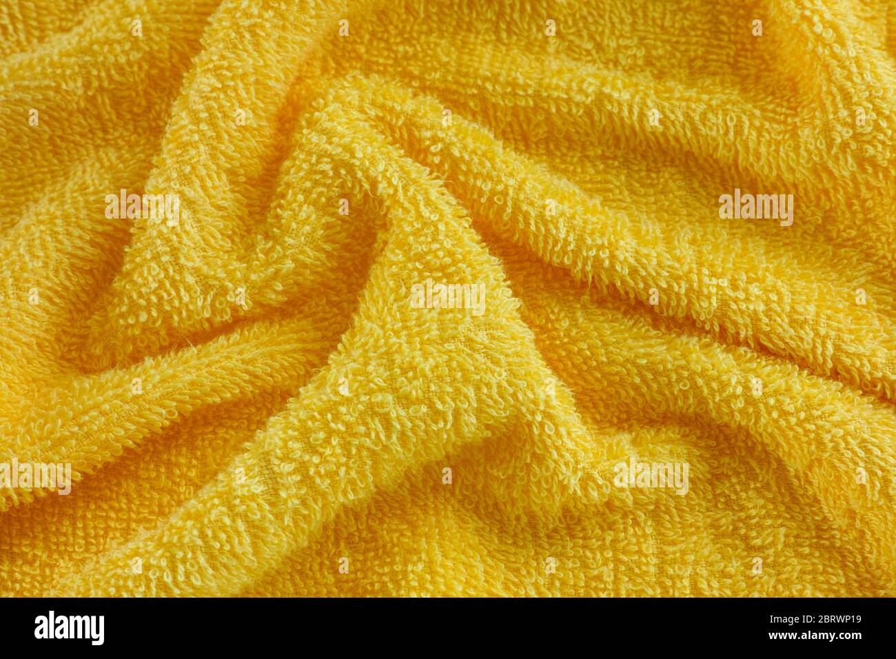 Fond de texture de serviette jaune froissé. Gros plan. Banque D'Images