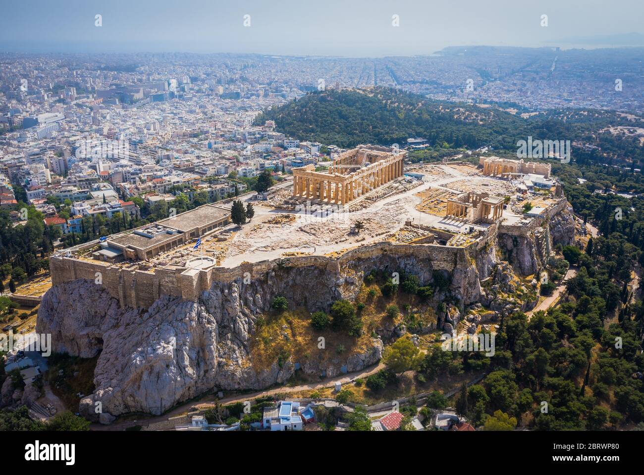 Paysage urbain de l'Acropole d'Athènes, Grèce, avec le temple du Parthénon au coucher du soleil Banque D'Images