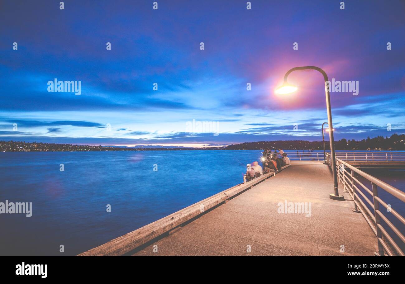 Scène de marche sur le lac au coucher du soleil dans Gene Coulon Memorial Beach Park, Renton, Washington, etats-unis. Banque D'Images