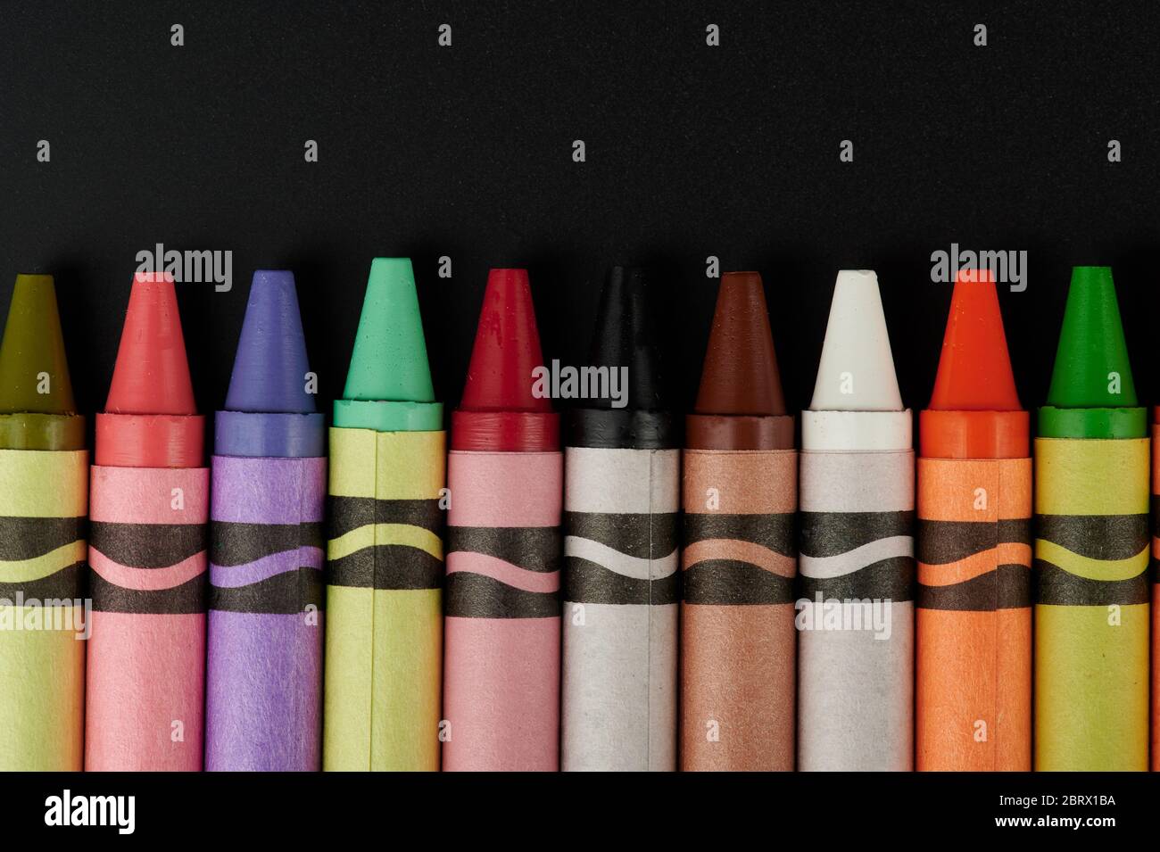 Groupe de crayons colorés en ligne avec l'espace de copie Banque D'Images