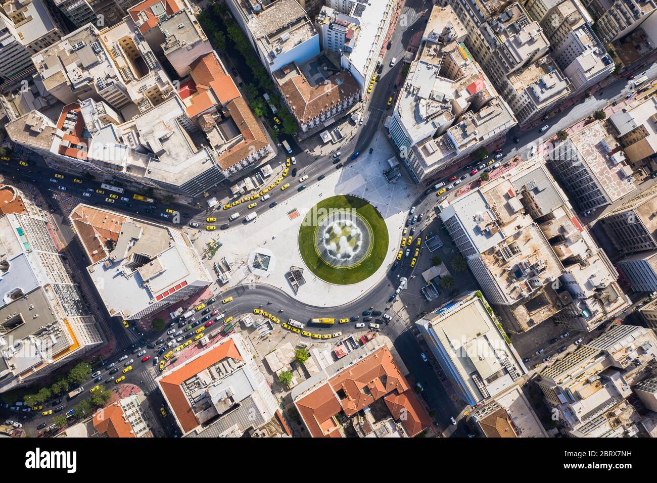 Vue aérienne de la fontaine rénovée de la célèbre place ronde d'Omonia, Attique, Grèce Banque D'Images