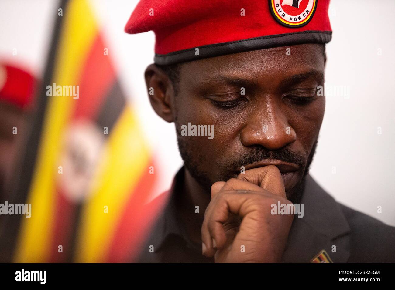 Bobi Wine s'adresse à la presse dans son studio d'enregistrement, le 20 2020 février à Kampala, en Ouganda. Bobi Wine, dont le vrai nom est Robert Kyagulanyi Ssentamu, est un popstar et un leader de l'opposition sous la campagne « People Power ». En juillet 2019, il a été annoncé qu'il allait prendre le président de longue date de l'Ouganda, Yoweri Museveni, lors des élections de 2021. Banque D'Images