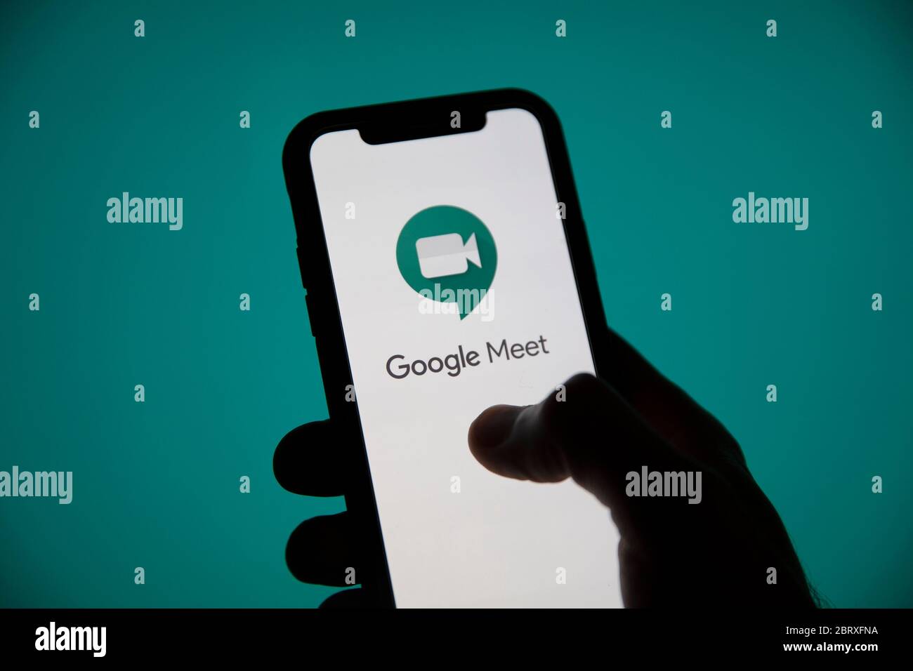 LONDRES, Royaume-Uni - Mai 22 2020 : logo de la réunion vidéo Google Meet sur l'écran d'un smartphone Banque D'Images