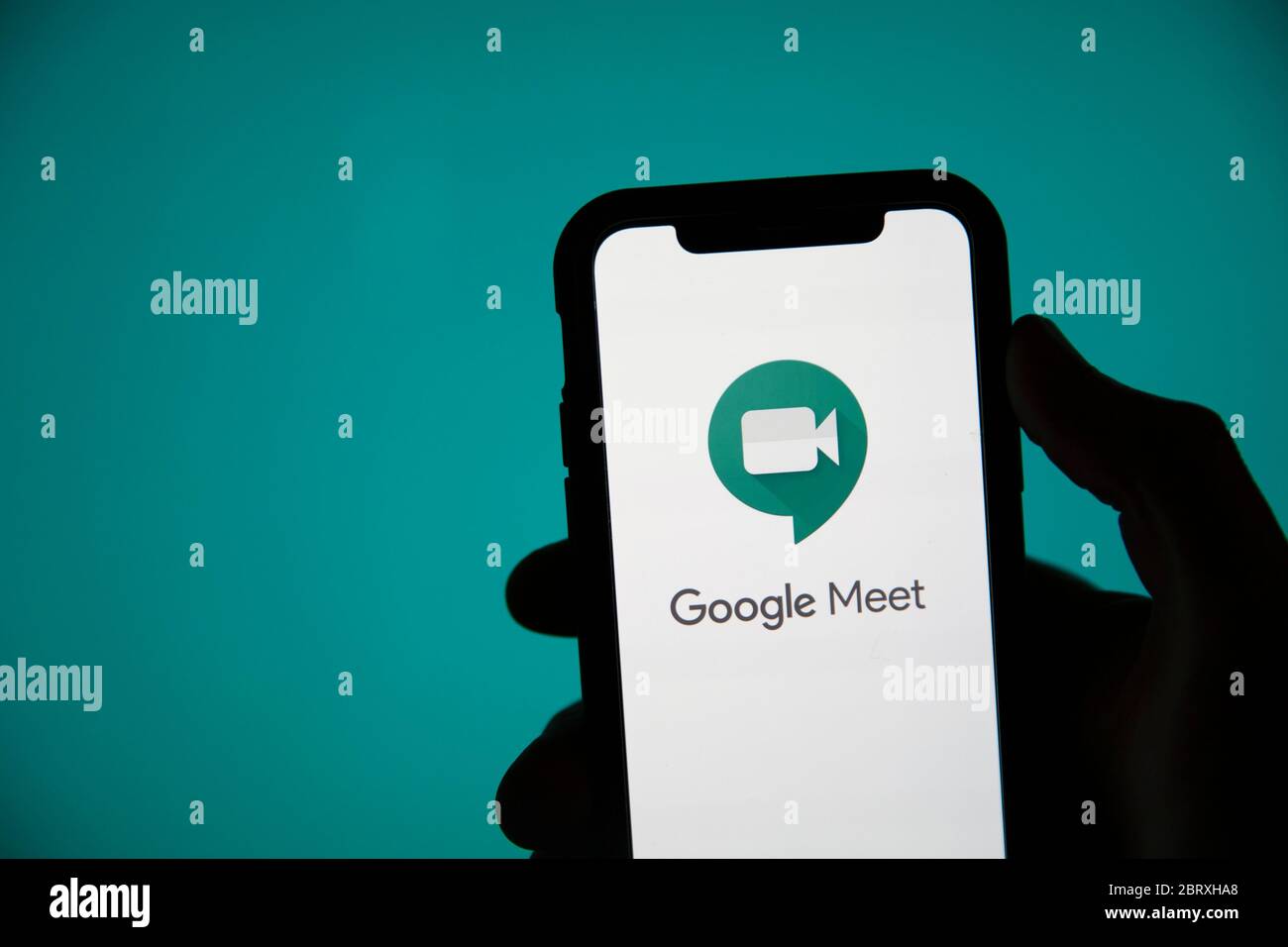 LONDRES, Royaume-Uni - Mai 22 2020 : logo de la réunion vidéo Google Meet sur l'écran d'un smartphone Banque D'Images