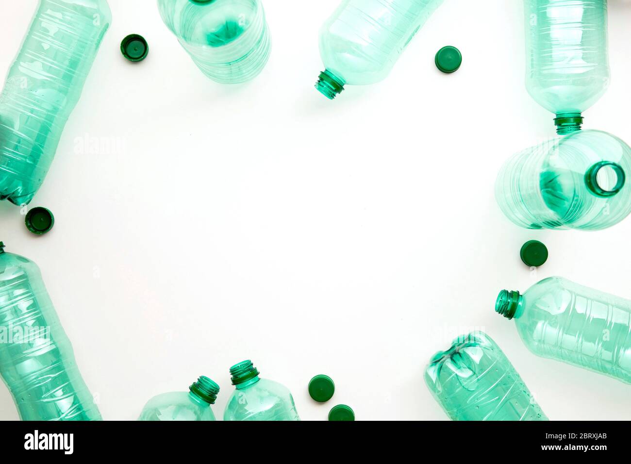 Videz les bouteilles d'eau usée en plastique vert prêtes à être recyclées. Banque D'Images