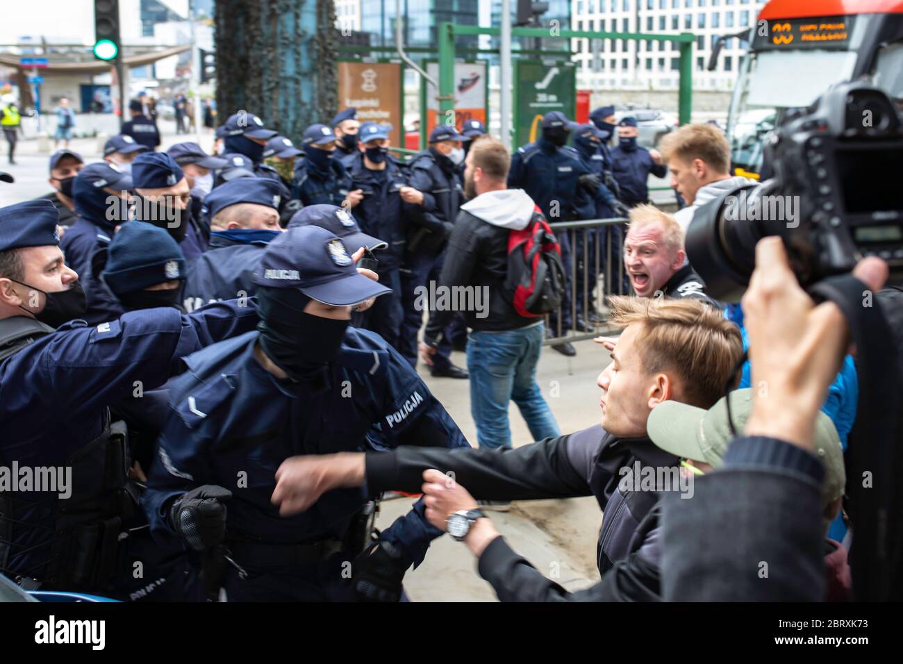 Varsovie / Pologne - 05.16.2020: Manifestation 'Trajk Przedsiebiorcow' (grève des entrepreneurs) personnes manifestant contre le gouvernement. Police anti-émeute. Banque D'Images