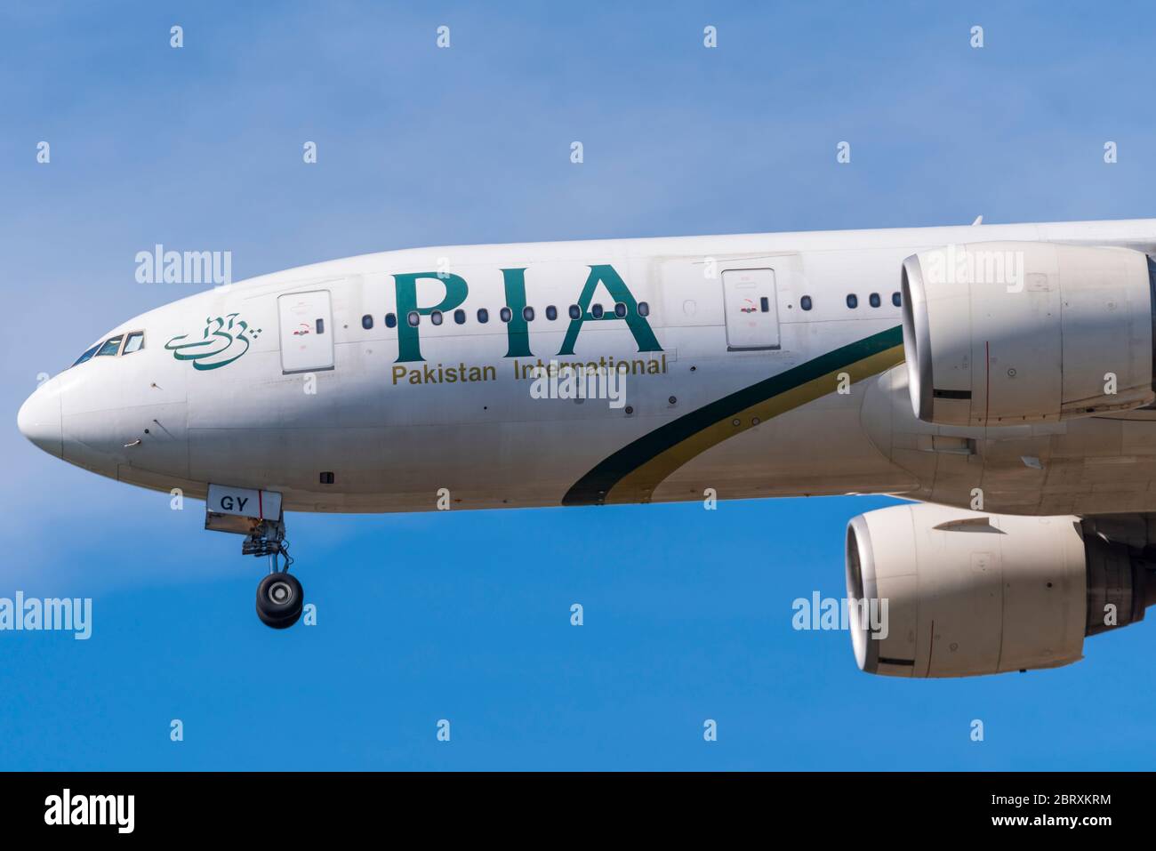 Pia Pakistan International Airlines Boeing 777 avion de ligne de train à réaction atterrissage à l'aéroport de Londres Heathrow Cranford, Londres, Royaume-Uni. Vol PK785 depuis Islamabad Banque D'Images