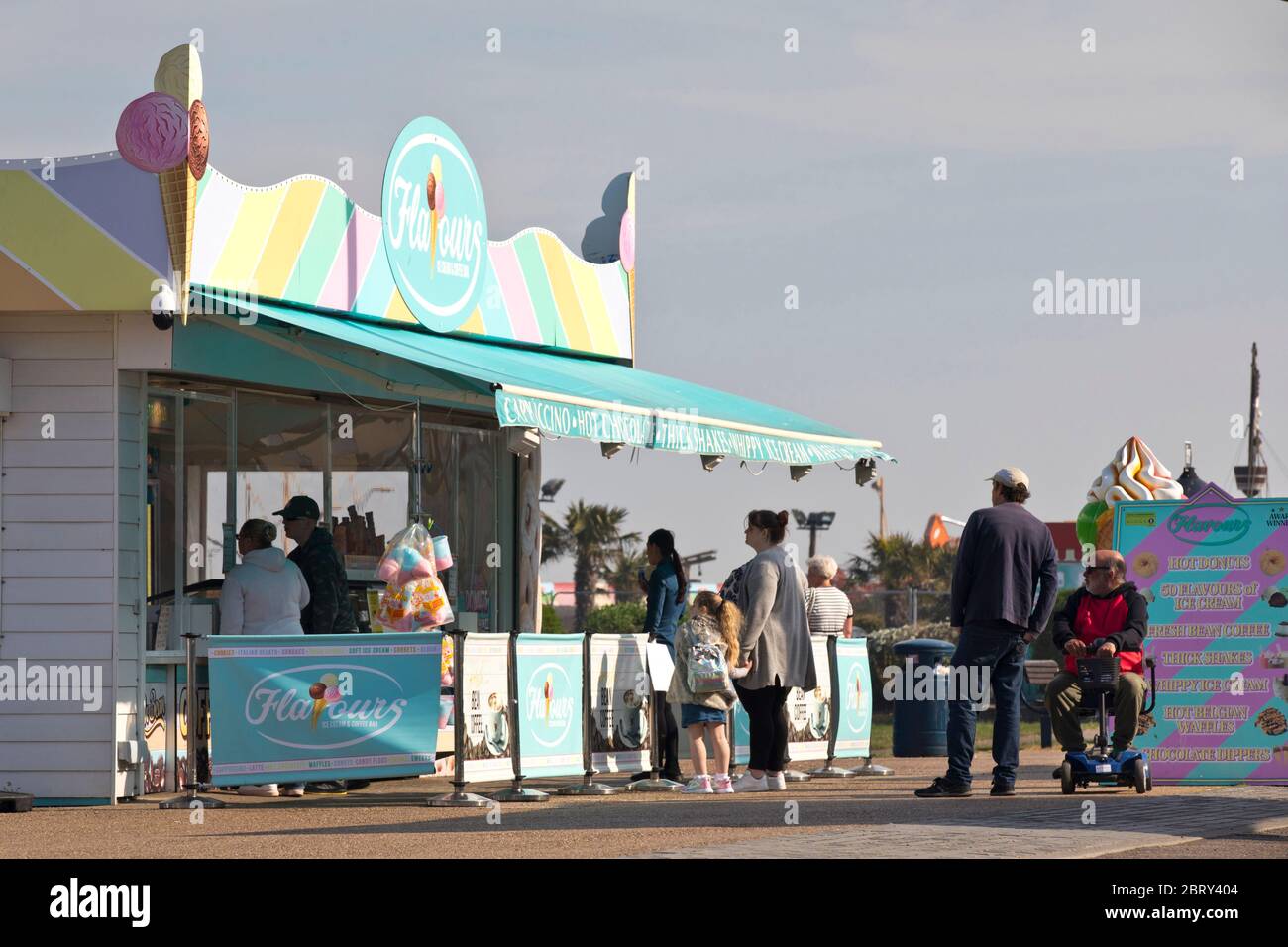 20 mai 2020. Great Yarmouth, Royaume-Uni. Les restrictions soulageaient certains commerçants saisonniers comme Flavors ICE Cream & Coffee Bar à Great Yarmouth, qui voient un retour progressif des affaires, car de plus en plus de gens de la région visitent le Golden Mile du complexe. Banque D'Images