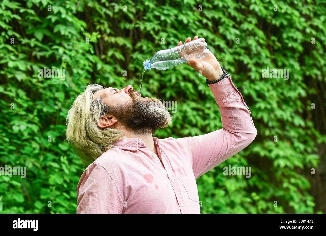 Buvez tout jusqu'à la dernière goutte. Concept d'équilibre entre les soins de santé et l'eau. Besoin d'étancher la soif. Rafraîchissez-vous par temps chaud. Hydratez la bouche sèche. Homme mûr barbu un peu d'eau. Banque D'Images