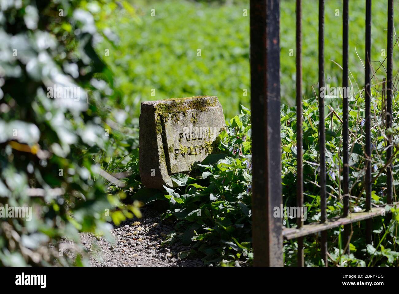 Loose Village, Kent, Royaume-Uni. Panneau « public Footpath » en pierre Banque D'Images