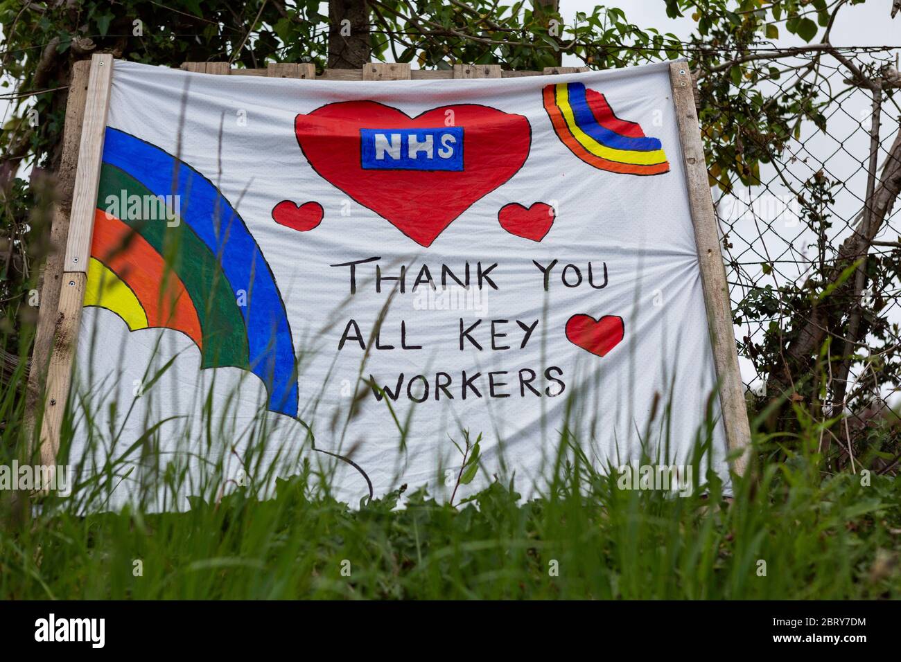 Une bannière à l'extérieur d'une maison remercie les employés clés du NHS pendant la période de confinement de Covid-19. Banque D'Images Une bannière à l'extérieur d'une maison remercie les employés clés du NHS pendant la période de confinement de Covid-19. Banque D'Images