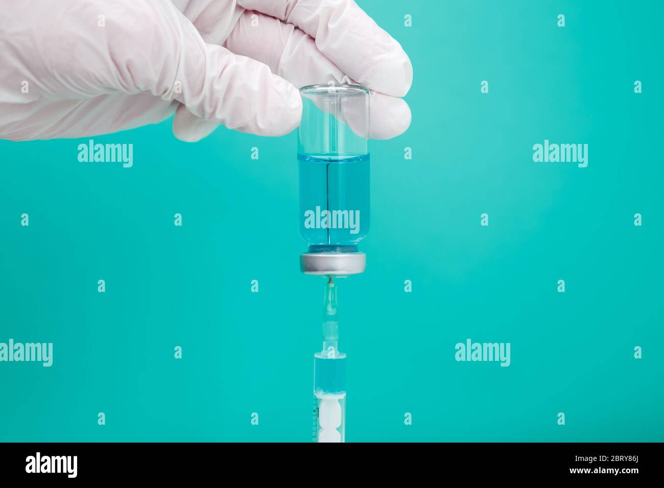 Flacon de vaccin et seringue d'injection dans les mains de l'infirmière. Concept scientifique. Recherche de nouveaux médicaments d'immunisation contre le virus corona. Coronavirus COVID-19. Banque D'Images