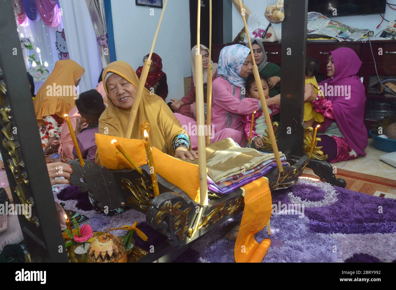 Tarakan Indonesie 10 Octobre 18 La Premiere Coupe De Cheveux Pour Les Bebes Musulmans Ou Dans L Islam S Appelle Aqiqah La Ceremonie D Aqiqah Se Tient Habituellement Apres Sept Jours Ou Le