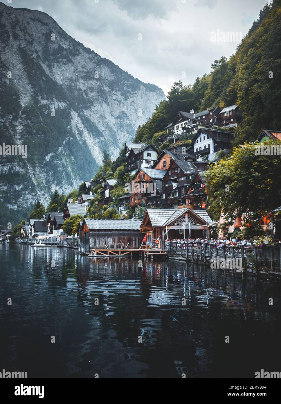 Scène d'automne de Moody du lac Hallstatt. Magnifique vue du matin sur le village de Hallstatt, dans la région montagneuse de Salzkammergut en Autriche. Beauté de co Banque D'Images