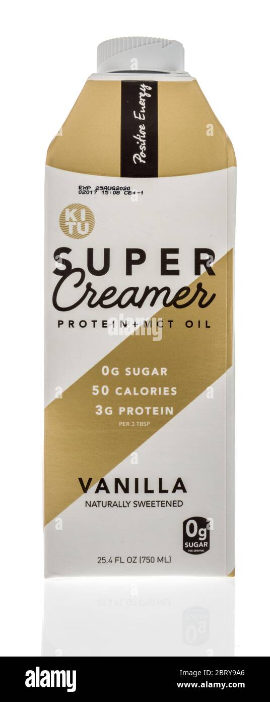 Winneconne, WI - 15 mai 2020: Un paquet de l'énergie positive kitu super créamer café sur un fond isolé Banque D'Images