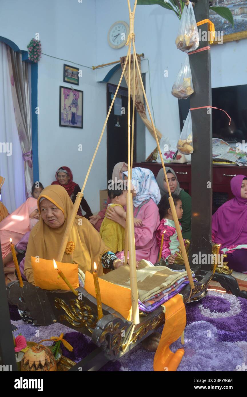 Tarakan Indonesie 10 Octobre 18 La Premiere Coupe De Cheveux Pour Les Bebes Musulmans Ou Dans L Islam S Appelle Aqiqah La Ceremonie D Aqiqah Se Tient Habituellement Apres Sept Jours Ou Le