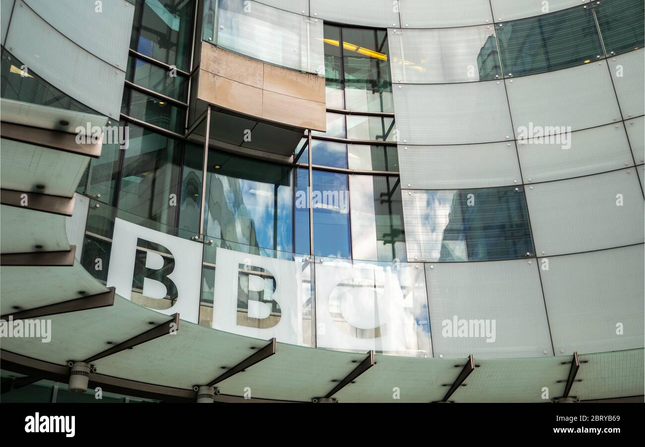 Enseigne BBC Broadcasting House et façade en verre dépoli. Portland place et Langham place, Londres, Royaume-Uni. Banque D'Images