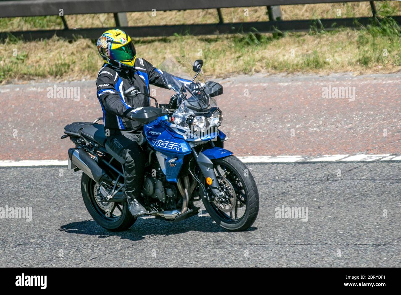 Triumph Tiger 800; motard; deux véhicules à roues, motos, véhicules, routes, motos, motards motorisés sur l'autoroute M6 Chorley, Royaume-Uni Banque D'Images