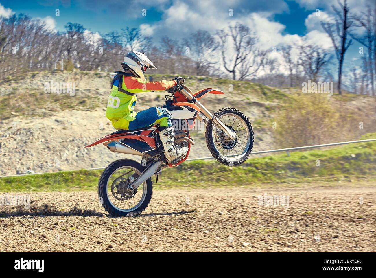 Motocross, un pilote se tient sur la roue arrière d'un vélo, la conduite  sur la roue arrière. Extrême, industriel, moto cross-country pour extrême  Photo Stock - Alamy