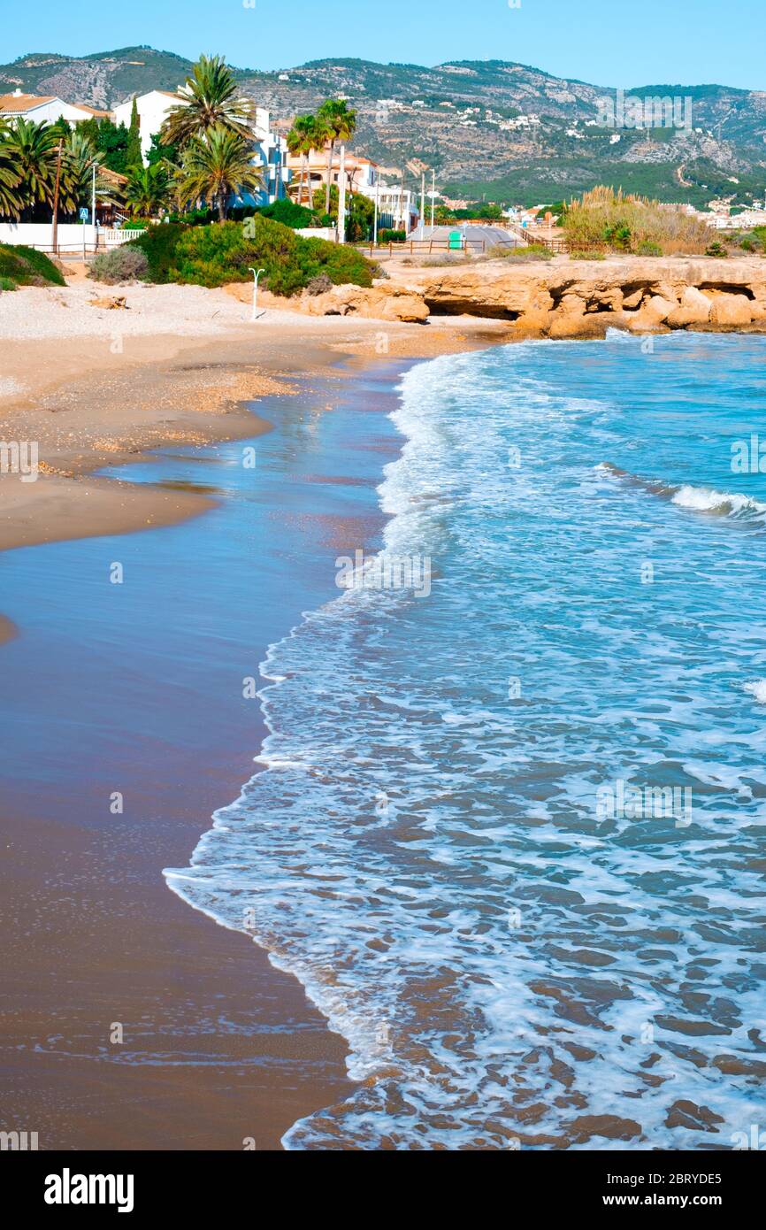 Vue sur la plage Playa del Moro à Alcossebre, sur la Costa del Azahar, en Espagne Banque D'Images