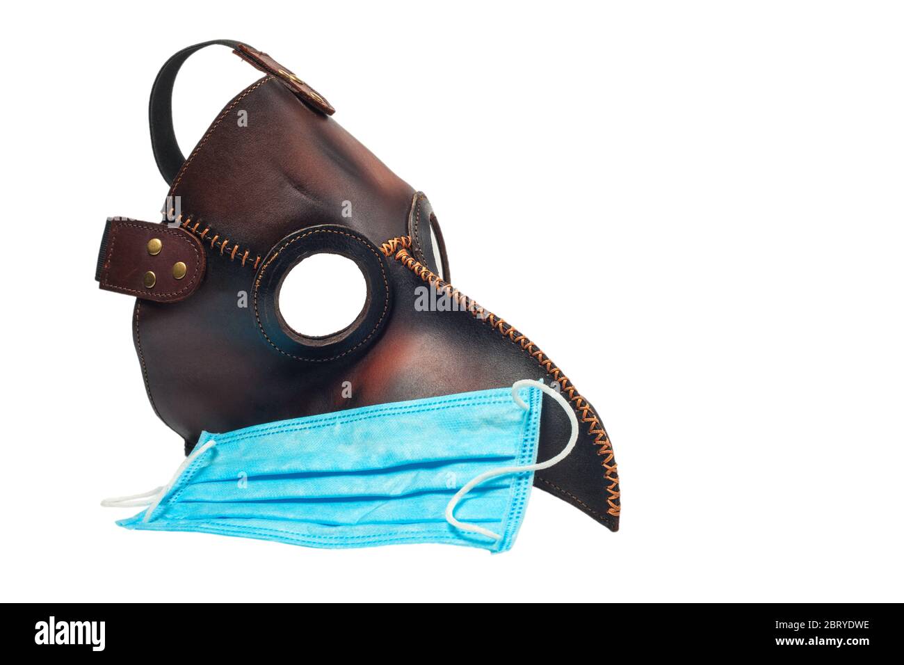 Masque médecin de la peste et masque médical de protection isolé sur fond blanc. Concept pandémique Banque D'Images