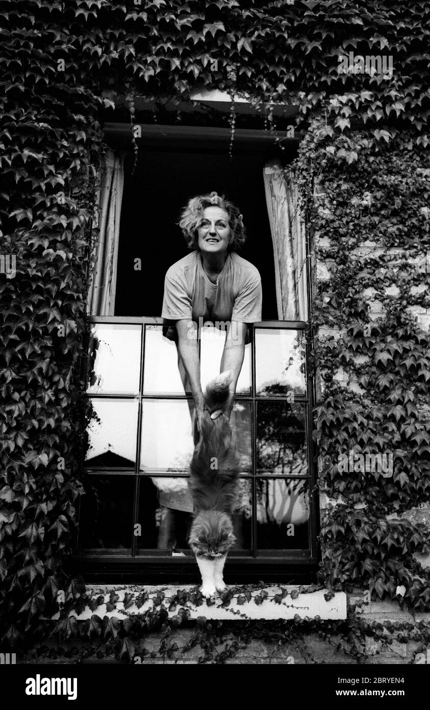 Germaine Greer, écrivain australienne photographiée chez elle près de Cambridge, Angleterre 1992 Germaine Greer: (Née le 29 janvier 1939) est une écrivain et intellectuelle australienne, considérée comme l'une des principales voix du mouvement féministe de la deuxième vague de la seconde moitié du XXe siècle. Spécialisée en littérature anglaise et féminine, elle a occupé des postes universitaires en Angleterre à l'Université de Warwick et au Newnham College de Cambridge, et aux États-Unis à l'Université de Tulsa. Basée au Royaume-Uni depuis 1964, elle a divisé son temps depuis les années 1990 entre Queensland, Australi Banque D'Images