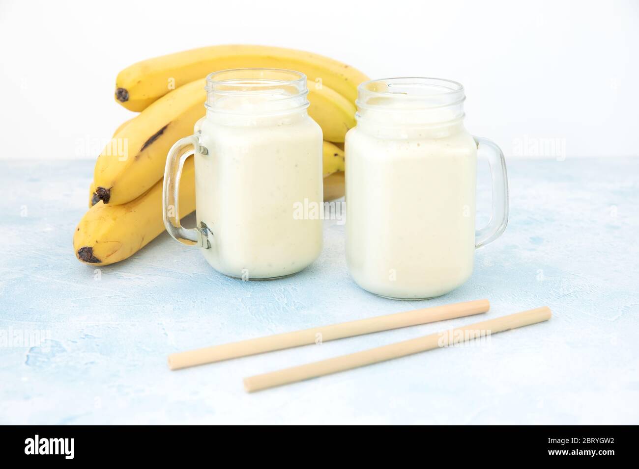 Yaourt sain ou smoothie avec banane, nourriture végétarienne, régime et concept de santé Banque D'Images