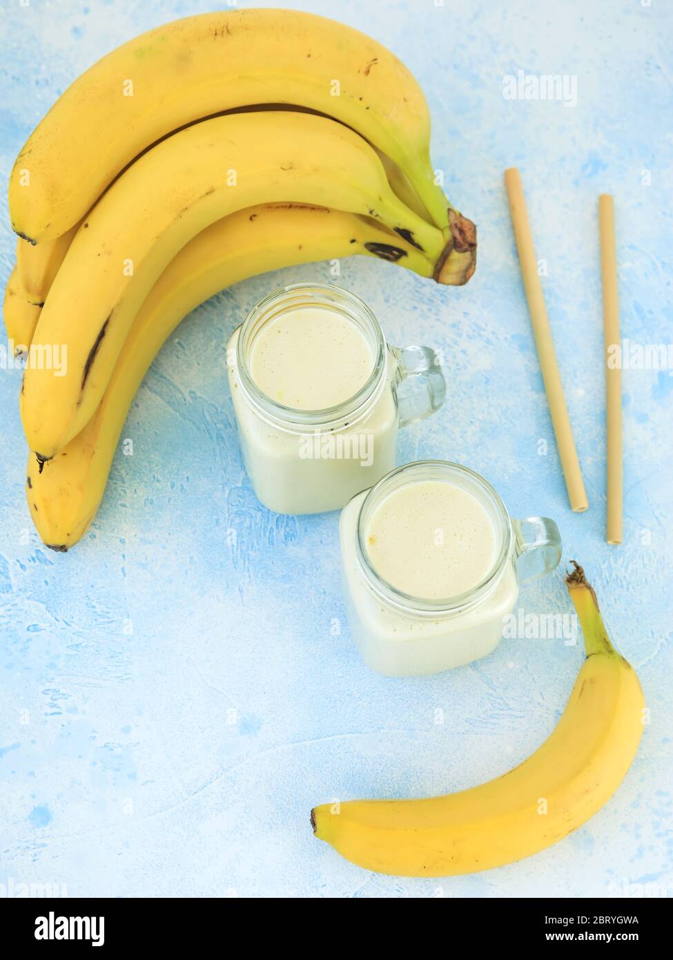 Yaourt sain ou smoothie avec banane, nourriture végétarienne, régime et concept de santé Banque D'Images