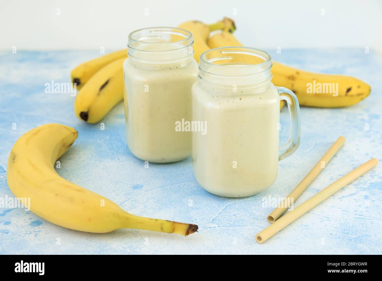 Yaourt sain ou smoothie avec banane, nourriture végétarienne, régime et concept de santé Banque D'Images