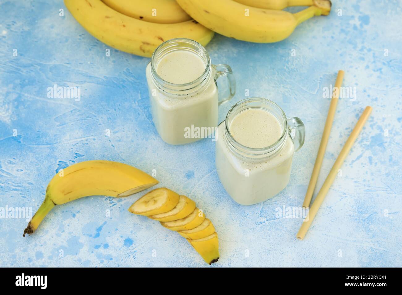 Yaourt sain ou smoothie avec banane, nourriture végétarienne, régime et concept de santé Banque D'Images